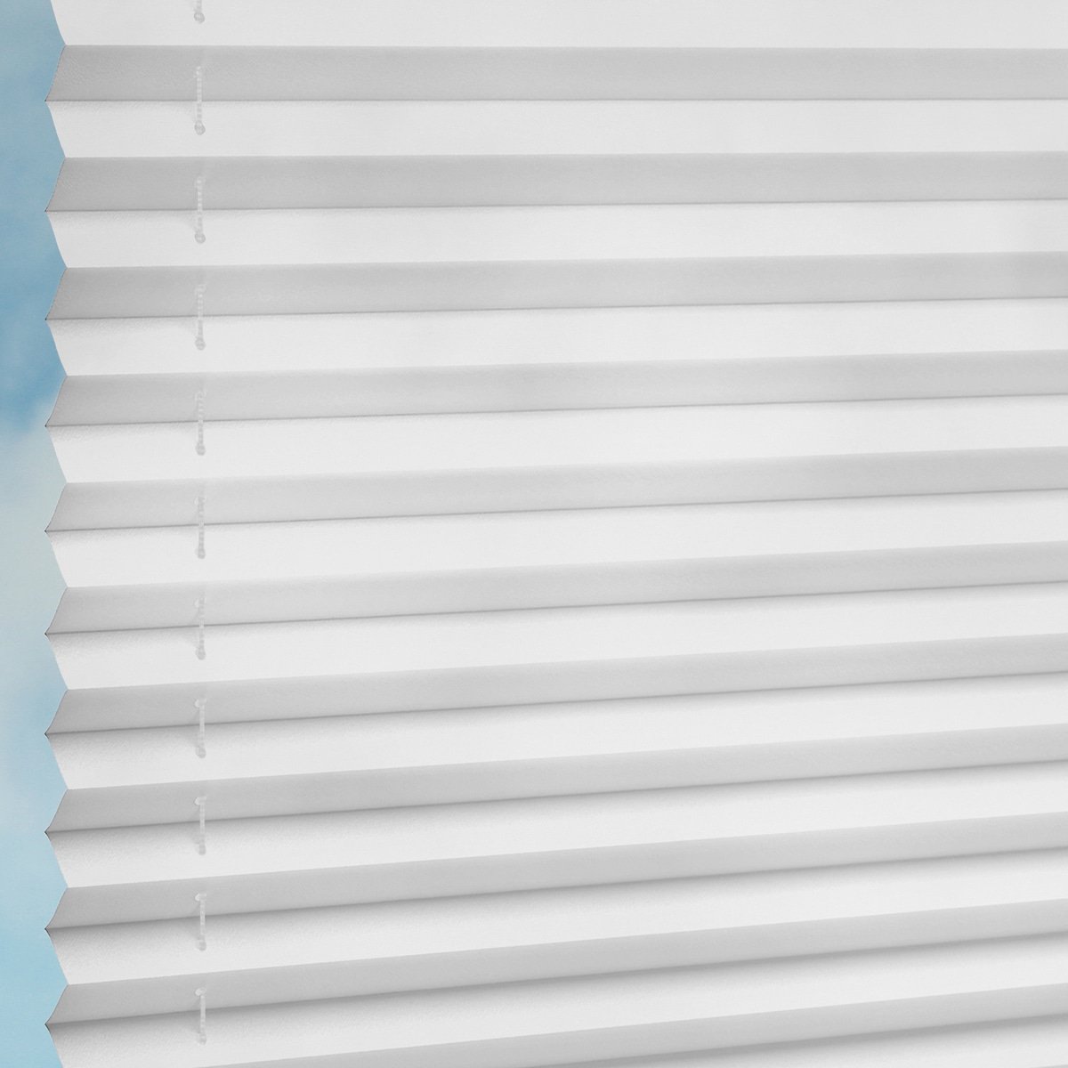 blickdichtes Plissee auf Maß mit Leinen-Struktur (ehem. Leinen-Optik) -  Reinweiß | Sonnenschutz für Fenster nach Maß - Online-Shop