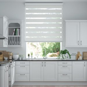 Doppelrollo auf Maß mit schmalen Streifen mit gestreiftem feinen Transparent