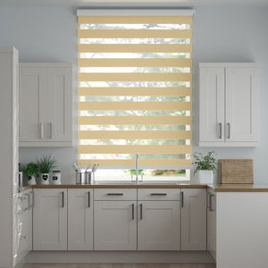 Doppelrollo auf Maß mit Blockstreifen mit regelmäßigen feinen Streifen 