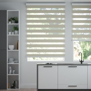 Doppelrollo auf Maß mit modernen Blockstreifen mit Nadelstreifen