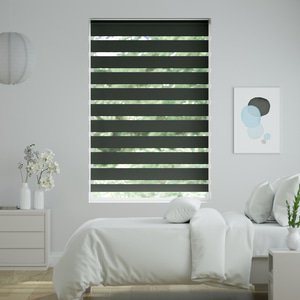 Doppelrollo auf Maß mit schmalen Streifen mit gestreiftem feinen Transparent