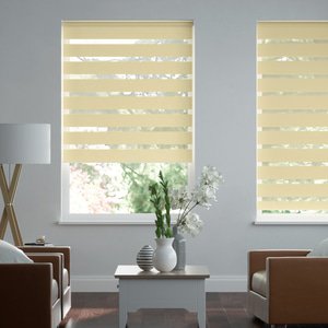 Doppelrollo auf Maß mit schmalen Streifen mit gestreiftem feinen Transparent