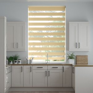 Doppelrollo auf Maß mit Blockstreifen mit regelmäßigen feinen Streifen 