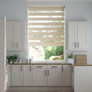 Doppelrollo auf Maß mit Blockstreifen mit feinem Melange-Effekt 