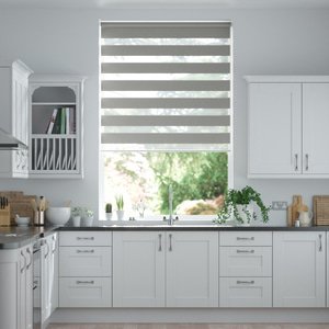 Doppelrollo auf Maß mit modernen Blockstreifen mit feiner Webstruktur