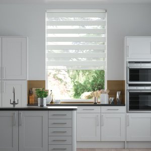 Doppelrollo auf Maß mit modernen Blockstreifen mit feiner Webstruktur