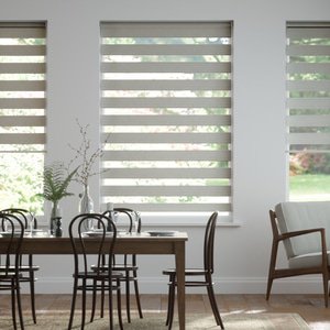 Doppelrollo auf Maß mit Blockstreifen mit all-over Striée-Effekt 