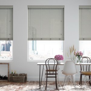 schmale moderne Holz-Jalousie auf Maß Uni-lackiert