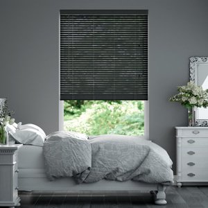 schmale moderne Holz-Jalousie auf Maß Uni-lackiert