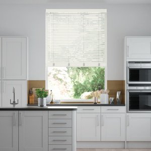 schmale Holz-Jalousie auf Maß mit feiner Linden-Optik