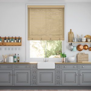 schmale Holz-Jalousie auf Maß mit feiner Linden-Optik