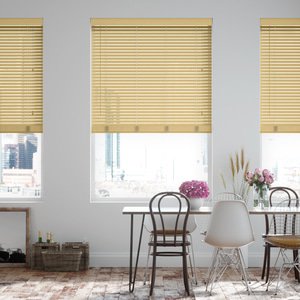 schmale Holz-Jalousie auf Maß mit feiner Linden-Optik