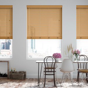 schmale Holz-Jalousie auf Maß mit feiner Linden-Optik