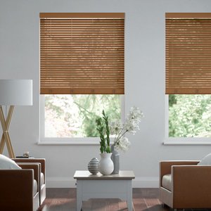 schmale Holz-Jalousie auf Maß mit feiner Linden-Optik