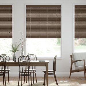 schmale Holz-Jalousie auf Maß mit feiner Linden-Optik