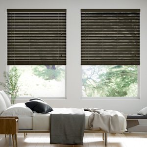 schmale Holz-Jalousie auf Maß mit feiner Linden-Optik