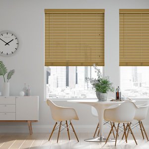 schmale Holz-Jalousie auf Maß mit feiner Linden-Optik