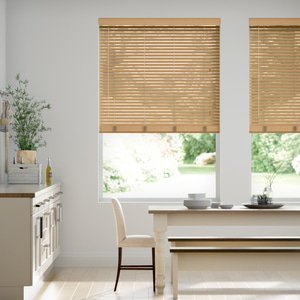 schmale Holz-Jalousie auf Maß mit Bambus-Struktur