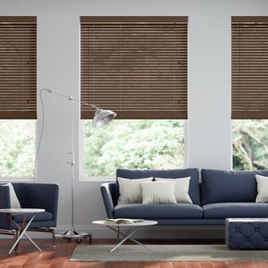 schmale Holz-Jalousie auf Maß mit Bambus-Struktur