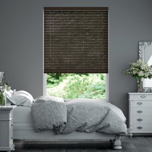 schmale Holz-Jalousie auf Maß mit Bambus-Struktur