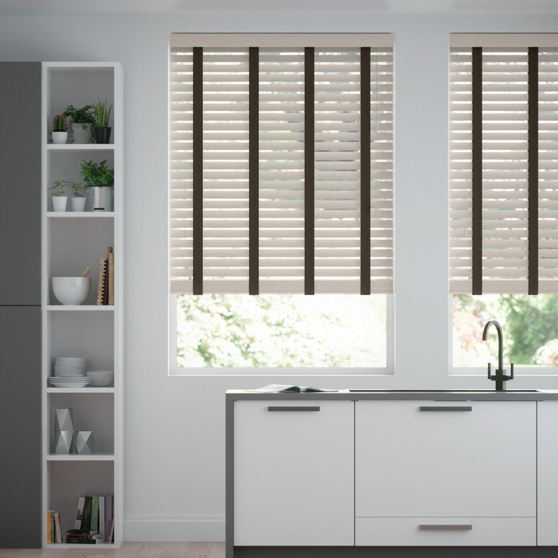 Jaloustore 50mm breite Holzjalousie nach Maß in Uni-lackiert Lichtgrau & Dunkles Khaki - Bild 0