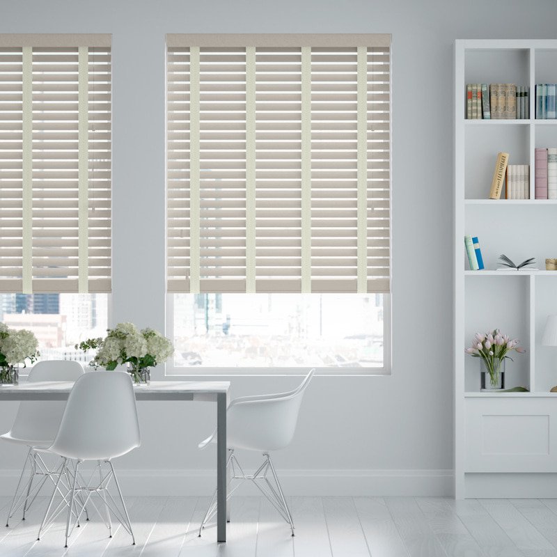 Jaloustore 50mm breite Holzjalousie nach Maß in Uni-lackiert Lichtgrau & Creme - Bild 0