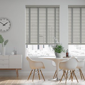 50mm breite Holzjalousie nach Maß in Uni-lackiert