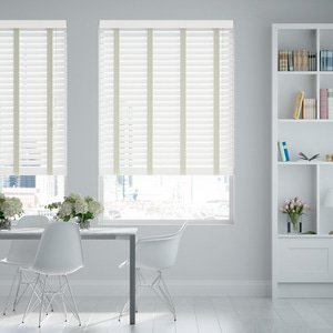 50mm breite Holzjalousie mit Bambus-Struktur lasiert