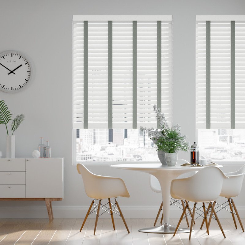 Jaloustore 50mm breite Holzjalousie mit Bambus-Struktur lasiert Altweiß & Kalkstein - Bild 0