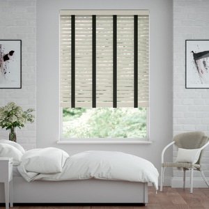 50mm breite Holzjalousie mit Bambus-Struktur lasiert