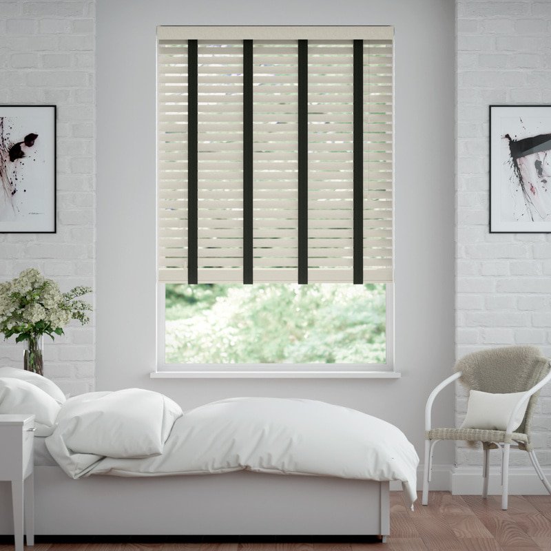 Jaloustore 50mm breite Holzjalousie mit Bambus-Struktur lasiert Creme & Schwarz - Bild 0