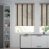 Jaloustore 50mm breite Holzjalousie mit Bambus-Struktur lasiert Greige & Dunkles Khaki - Vorschau 0