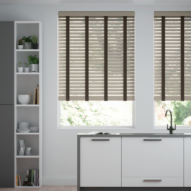 Jaloustore 50mm breite Holzjalousie mit Bambus-Struktur lasiert Greige & Dunkles Khaki - Bild 0
