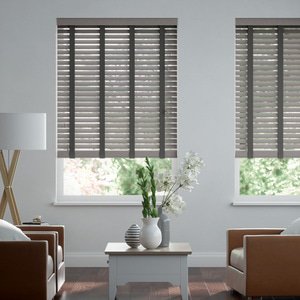 50mm breite Holzjalousie mit Bambus-Struktur lasiert