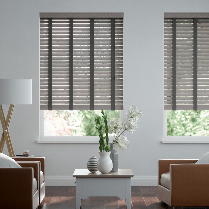 Jaloustore 50mm breite Holzjalousie mit Bambus-Struktur lasiert Warmgrau & Anthrazit - Bild 0