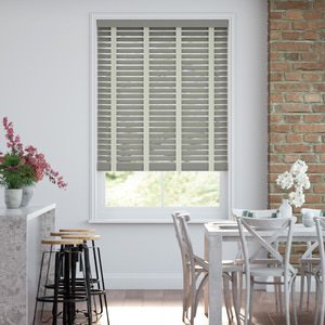 50mm breite Holzjalousie mit Bambus-Struktur lasiert