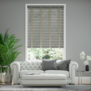 50mm breite Holzjalousie mit Bambus-Struktur lasiert