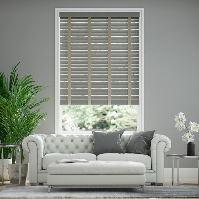 Jaloustore 50mm breite Holzjalousie mit Bambus-Struktur lasiert Warmgrau & Auster - Bild 0