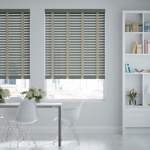 50mm breite Holzjalousie mit Bambus-Struktur lasiert