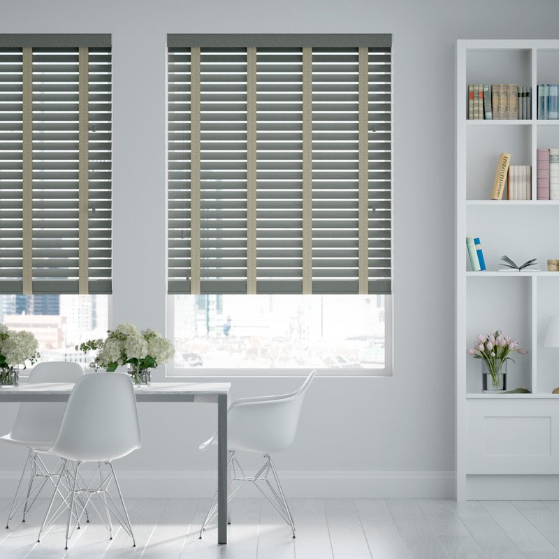 Jaloustore 50mm breite Holzjalousie mit Bambus-Struktur lasiert Dunkelgrau & Auster - Bild 0