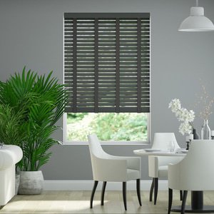 50mm breite Holzjalousie mit Bambus-Struktur lasiert