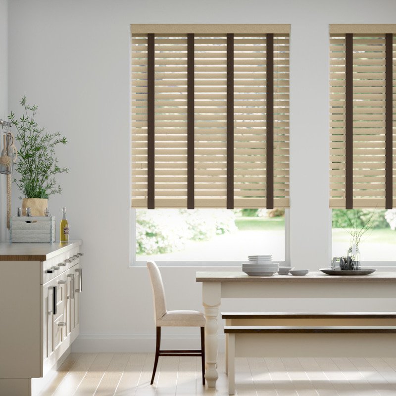 Jaloustore 50mm breite Holzjalousie nach Maß mit feiner Struktur lasiert Beige & Kakao - Bild 0