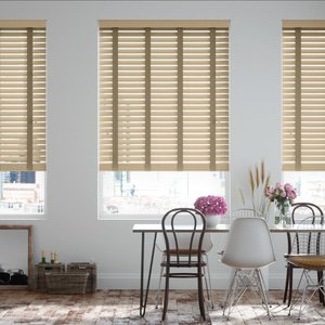 50mm breite Holzjalousie nach Maß mit feiner Struktur lasiert