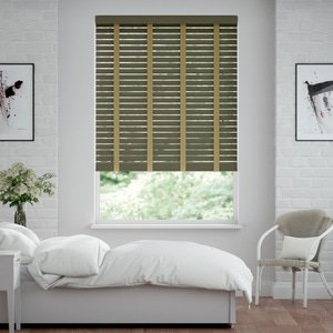 50mm breite Holzjalousie nach Maß mit feiner Struktur lasiert