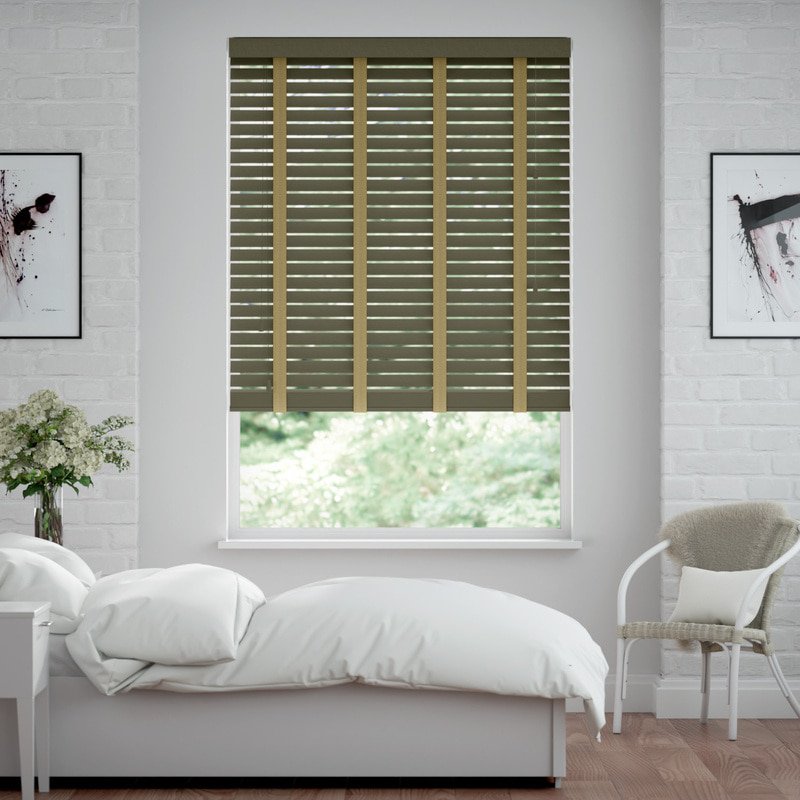 Jaloustore 50mm breite Holzjalousie nach Maß mit feiner Struktur lasiert Anthrazit & Dunkel Beige - Bild 0