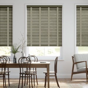 50mm breite Holzjalousie nach Maß mit feiner Struktur lasiert