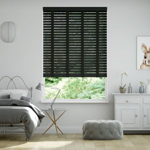 50mm breite Holzjalousie nach Maß mit feiner Struktur lasiert