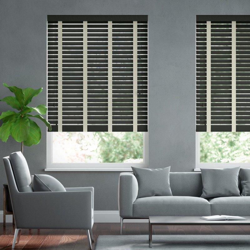 Jaloustore 50mm breite Holzjalousie nach Maß mit feiner Struktur lasiert Schwarz & Creme - Bild 0