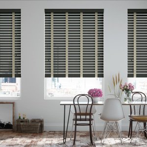 50mm breite Holzjalousie nach Maß mit feiner Struktur lasiert