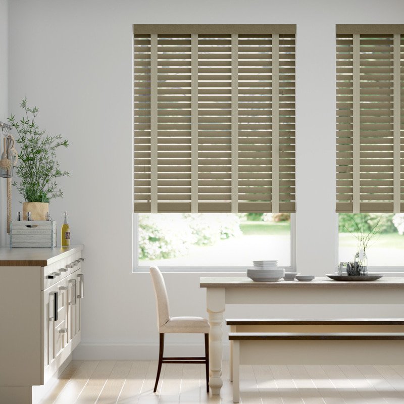 Jaloustore 50mm breite Holzjalousie nach Maß mit feiner Struktur lasiert Graubraun & Auster - Bild 0